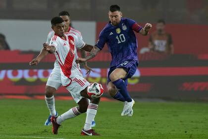 Messi, un acróbata para dominar la pelota, ante Wilder Cartagena; el capitán convirtió por primera vez contra Perú en las eliminatorias y en el país andino.
