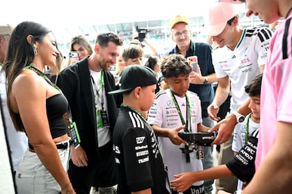 Messi visita el garaje del equipo Mercedes AMG Petronas F1 con su familia antes del Gran Premio de F1 de Miami