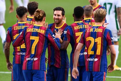 Lionel Messi se abraza con Antoine Griezmann, autor del gol del triunfo de Barcelona.