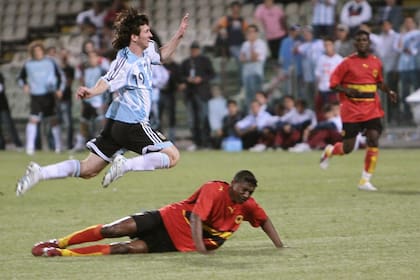 Messi vuela ante la marca de un angoleño, durante el único amistoso entre la Argentina y el país africano, en 2006