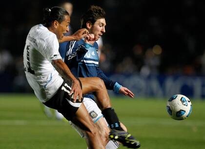 Messi y Álvaro Pereira luchan en los cuartos de final de la Copa América Argentina 2011; en Santa Fe, Uruguay ganará por penales y pasará a una semifinal.