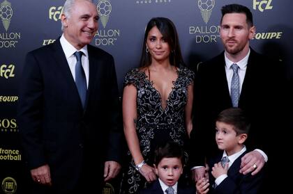 Messi y Antonela, junto a sus hijos. Mateo y Thiago compartieron el mismo estilo que el padre. A la izquierda, la leyenda búlgara Hristo Stoichkov
