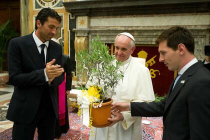 Messi y Buffon le dan un olivo a Francisco, que será plantado como mensaje de concordia