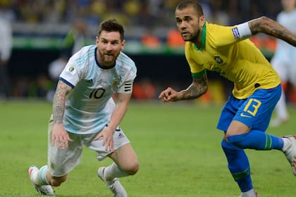 Messi y Dani Alves con sus respectivas selecciones