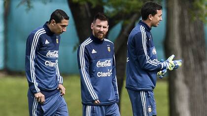 Una postal que se repite desde hace años en el predio de Ezeiza: Messi y Di María, con ropas de la selección