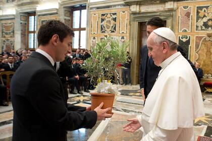 Messi le entrega la planta de olivo al Papa para que la bendiga