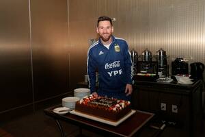 Messi y el festejo de cumpleaños en la selección, una tradición que apenas se salteó en 2008, 2009, 2012, 2013, 2017 y 2020 por la pandemia; esta imagen es de los 32, en la Copa América de Brasil 2019