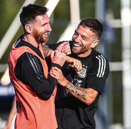 Messi y el Papu, a las carcajadas en el predio de Ezeiza