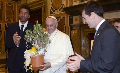 La foto completa de Messi y Francisco junto a Buffon, en 2013