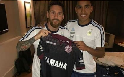 Messi y Gómez, con la camiseta de Lanús