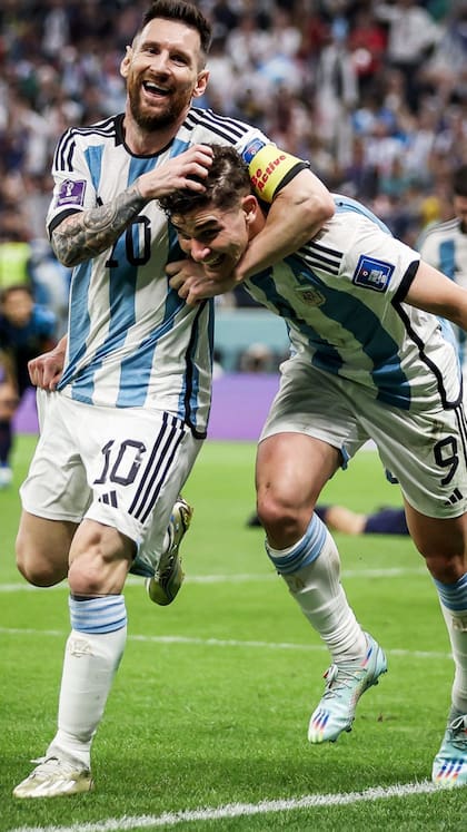 Messi y Julián Álvarez se abrazan luego del gol que metió el delantero argentino a Croacia