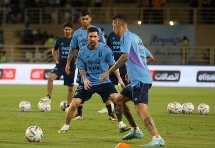 Messi y la mirada atenta a la pelota, su amiga de siempre, junto a Ángel Di María