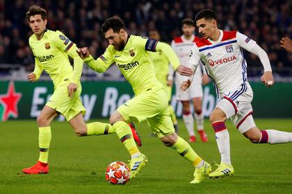 Messi y la pelota, en el partido entre Barcelona y Lyon, en Francia.