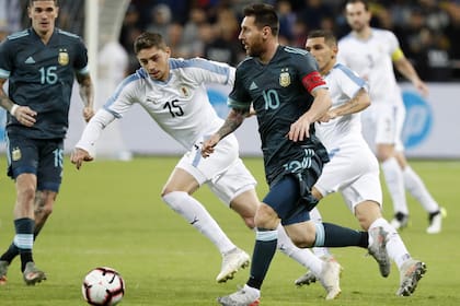 Messi y la pelota, en el último amistoso del año, ante Uruguay
