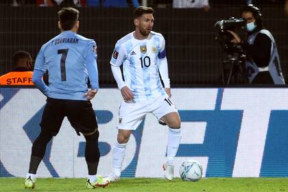 Messi y la pelota, su amiga, ante la marca de Fernando Gorriaran