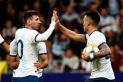 Lionel Messi y Lautaro Martínez, dos figuras de la selección, que volverá a jugar una competencia oficial en octubre, mes fijado para el regreso de las eliminatorias.