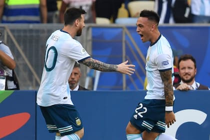 Messi y Lautaro Martínez, en un desafío para jugar ante Bolivia, con la selección, de espaldas al arco también en la altura de La Paz