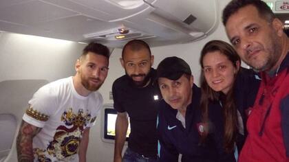 Messi y Mascherano, con hinchas de San Lorenzo en el avión