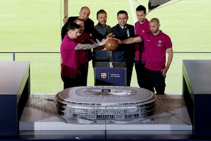 Messi y Mascherano junto a la maqueta del nuevo Camp Nou
