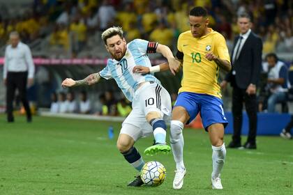 Messi y Neymar en la eliminatoria para el Mundial Rusia 2018; aquella noche Brasil se impuso por 3 a 0 en Belo Horizonte, con un gol de su figura máxima.