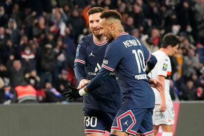 Messi y Neymar festejan uno de los tantos de la goleada de PSG ante Lorient
