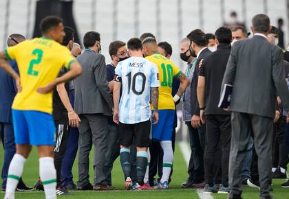 Messi y Neymar hablan mientras el partido de fútbol es interrumpido por las autoridades sanitarias 