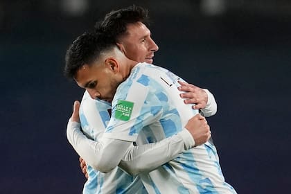Messi y Paredes. Los dos jugadores de PSG llegan algo delicados en atención al estado físico