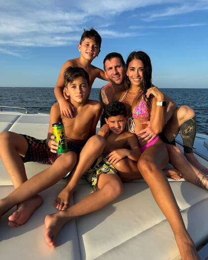 Messi y Roccuzzo disfrutaron de un paseo en yate con sus hijos, Mateo, Thiago y Ciro (Foto: Instagram @antonelaroccuzzo)