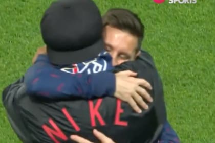 Messi y Ronaldinho se fundieron en un abrazo en el Parque de los Príncipes