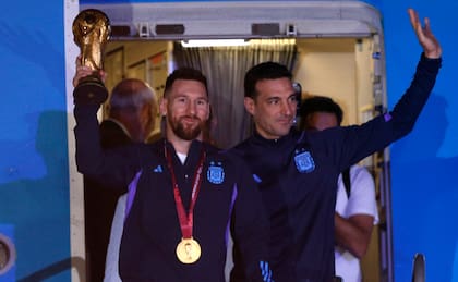 Messi y Scaloni, con la copa del mundo apenas llegados a Buenos Aires