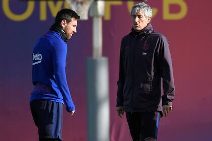 Messi y Setién, en un entrenamiento. El DT llegó a apagar un incendio futbolístico y todavía no logró su objetivo