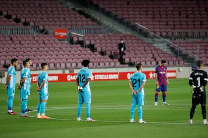 Messi y siete jugadores de Leganés entran en la imagen, previa al comienzo del partido