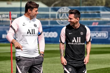 Messi y su comprovinciano Mauricio Pochettino, también surgido de Newell's, se reunieron en PSG; ambos se ven cotidianamente en Camp des Loges, pero no pueden ser vistos desde el exterior, por lonas que cubren las canchas de entrenamiento.