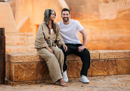 Messi y su esposa, Antonela Roccuzzo, en Arabia Saudita, en plena promoción de ese país
