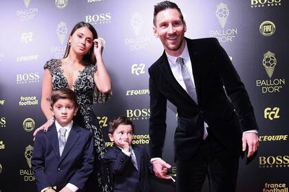 Messi y su familia, en el teatro Chatelet de París, donde sumó otro premio para sus vitrinas