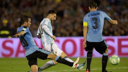 Lionel Messi, capitán argentino, encara a los marcadores uruguayos durante el último duelo entre ambas selecciones; el clásico del Río de La Plata está pautado para el próximo 26 de marzo en Santiago del Estero.