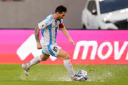 Messi y su lucha desigual en Maturín, donde controlar la pelota fue prácticamente imposible
