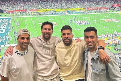 Messi y sus amigos en el Super Bowl: Luis Suárez, Jordi Alba y Sergio Busquets, en Nueva Orleans, en el espectáculo más convocante de los Estados Unidos