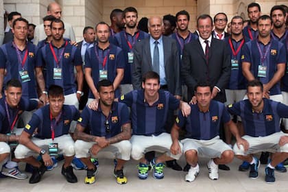 Messi y sus compañeros en la visita a Oriente Medio