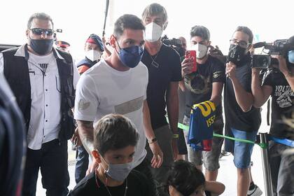 Messi y sus hijos en el aeropuerto de El Prat para irse de Barcelona hacia París; una mudanza familiar con una triste despedida.