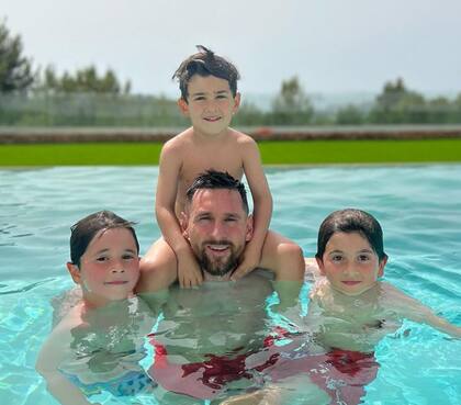 Messi y sus hijos en su nueva casa de Ibiza
