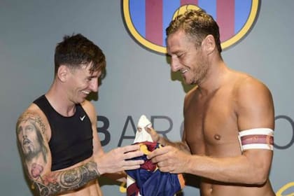 Messi y Totti, intercambiando camisetas