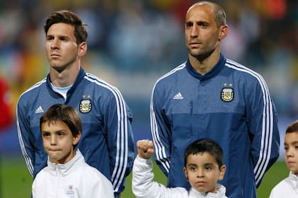 Messi y Zabaleta durante el himno argetino