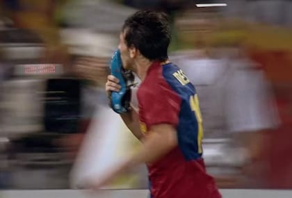 Messi ya convirtió el gol de Barcelona ante Manchester United que definió la Champions League 2009 y se besa el botín durante el festejo