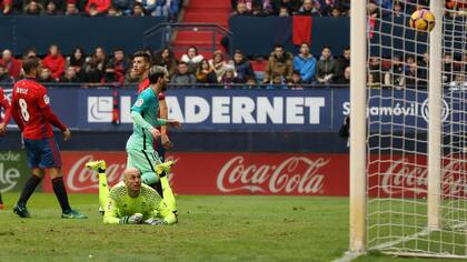 Messi ya la empujó; la pelota entra ante la mirada del arquero Nauzet Perez