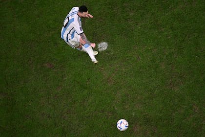 Messi ya pateó el penal: será el primer gol de Argentina