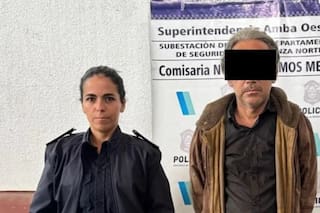 Ahorcó a su madre hasta matarla y le dijo a la policía que la había encontrado muerta