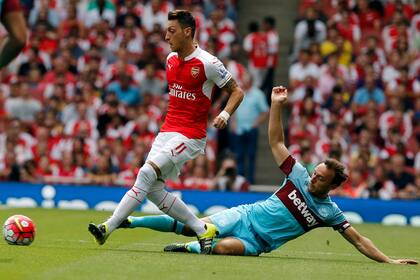 Mesut Ozil durante un partido entre el Arsenal y el West Ham, el 9 de agosto de 2015