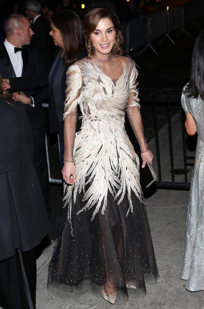 Anna Wintour se dio el lujo de tenerla como invitada en la Gala del Met de 2016. Rania eligió un vestido de Valentino, confeccionado en tul de seda y plumas, que acompañó con una petaca y stilettos, sus accesorios de fiesta preferidos