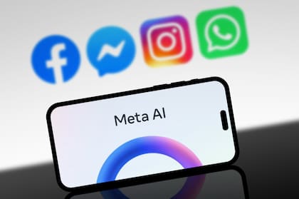 Meta AI es el nuevo asistente de inteligencia artificial de Meta, compañía propietaria de WhatsApp, Instagram y Facebook